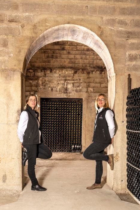 Carole et Clémence à l'entrée du caveau